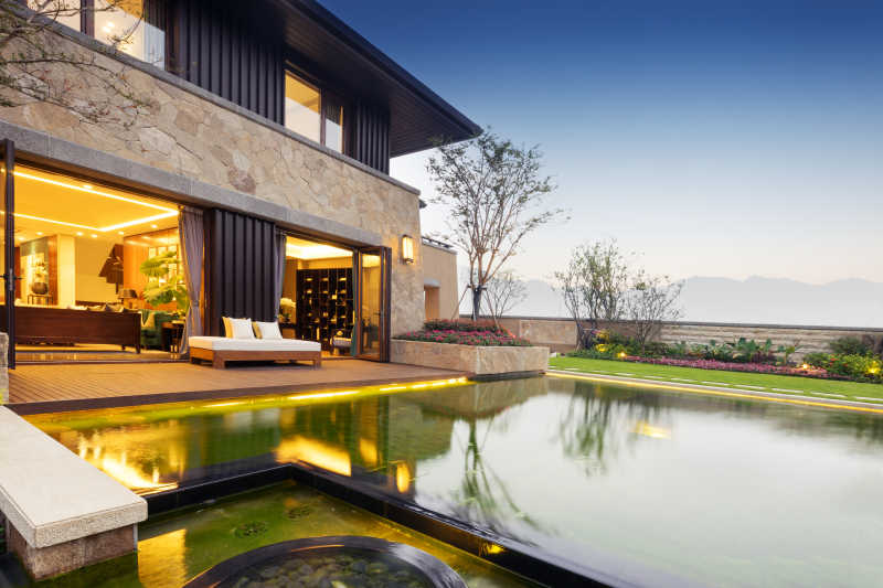 豪华别墅的泳池后院