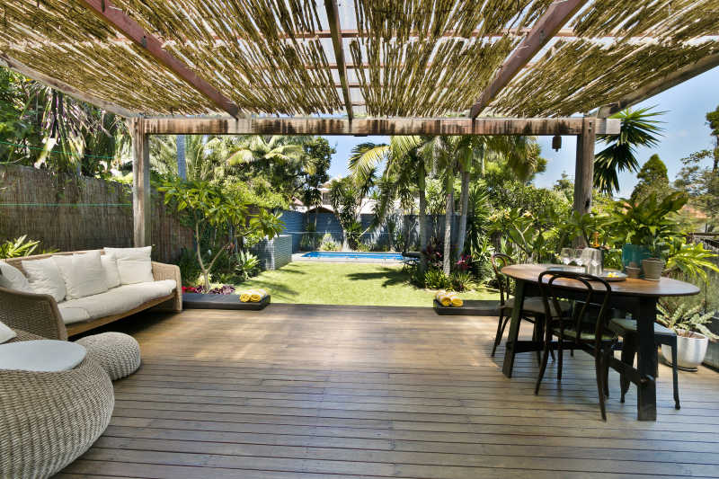 柳条装饰的舒适的露台区