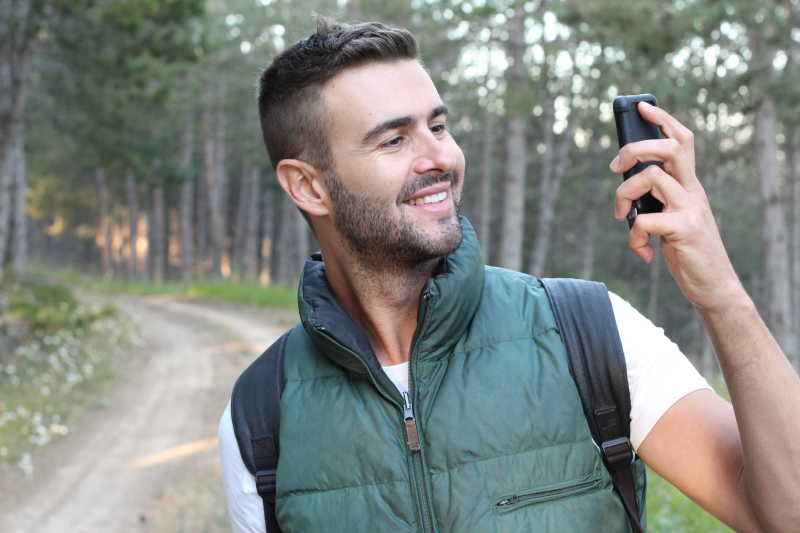 户外拿着智能手机的男人