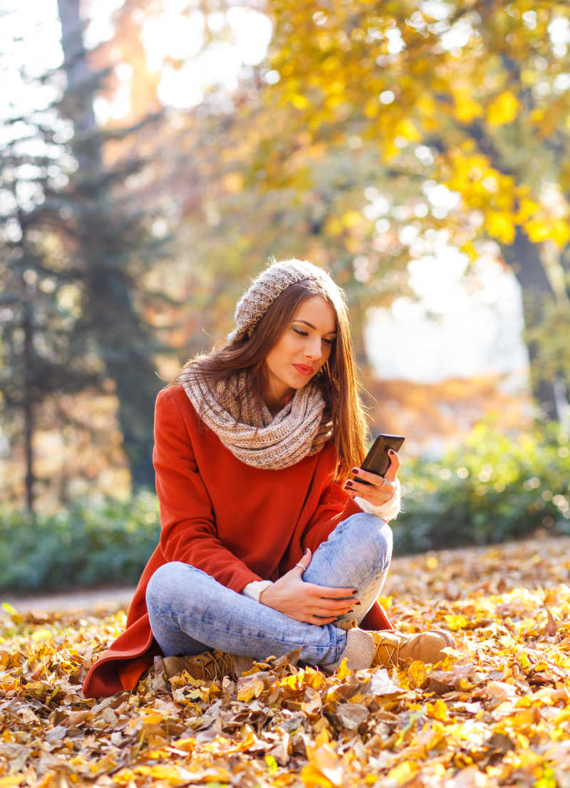 休闲自由的年轻美女