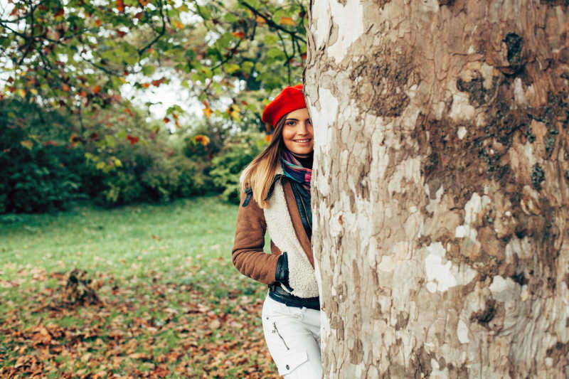 戴着红色贝雷帽的女孩