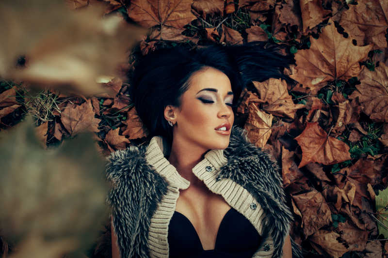 躺在落叶上休息的女孩