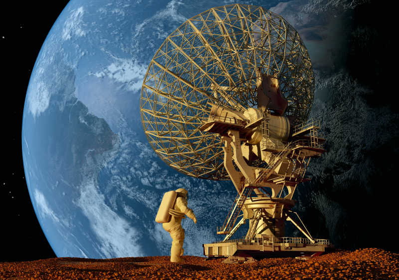 在地球的背景下站在卫星旁边的宇航员