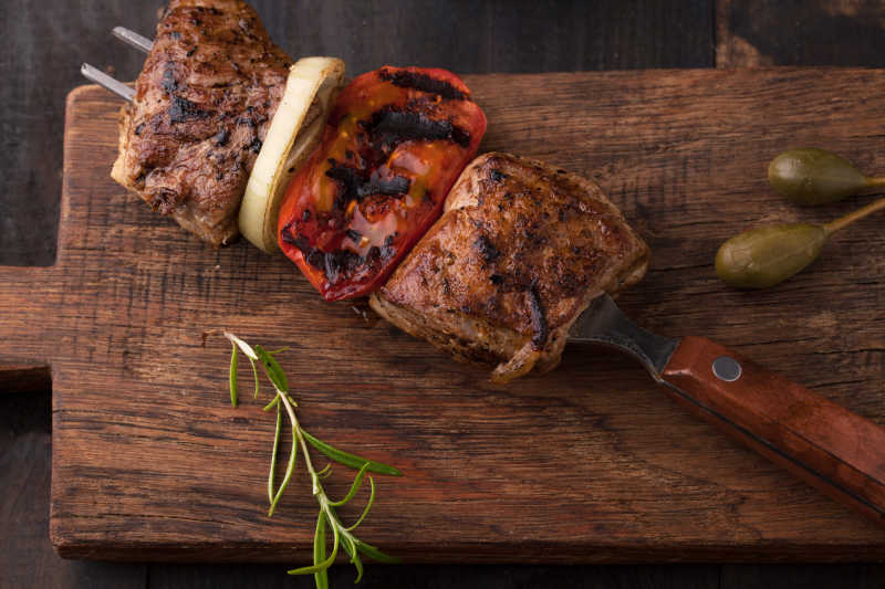 木制背景上的香烤肉串