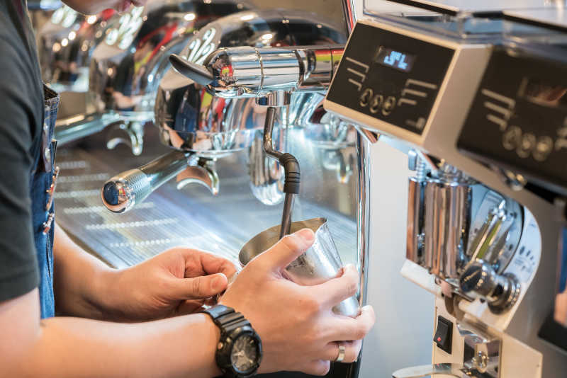 正在制作咖啡的咖啡师