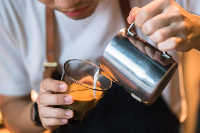 制作拿铁咖啡的咖啡师