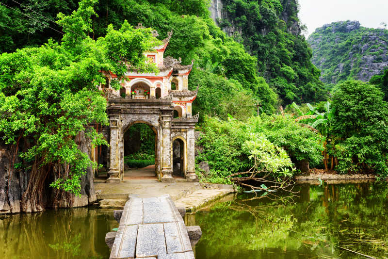 石橋湖通往古佛寺的石橋