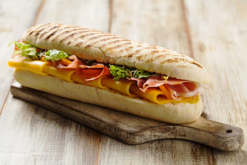 木制砧板上传统的意大利三明治配火腿和奶酪