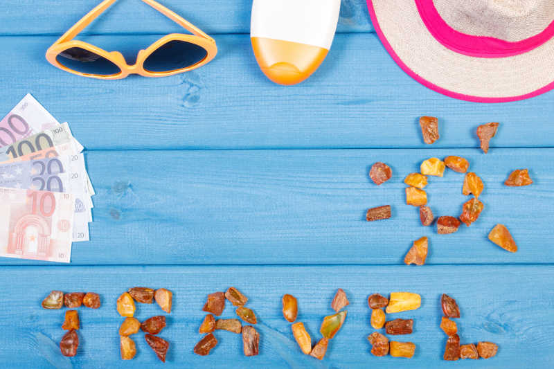 蓝色背景中的旅行背景