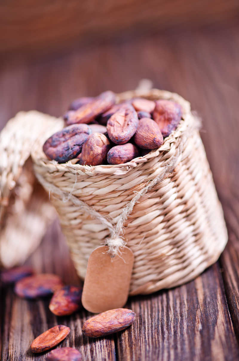 放扎木桌上的可可