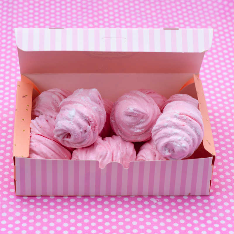 粉色波点背景上的可爱土耳其甜点