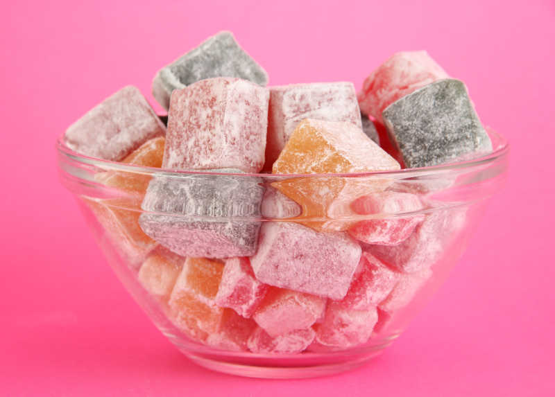 粉色背景上的土耳其零食软糖