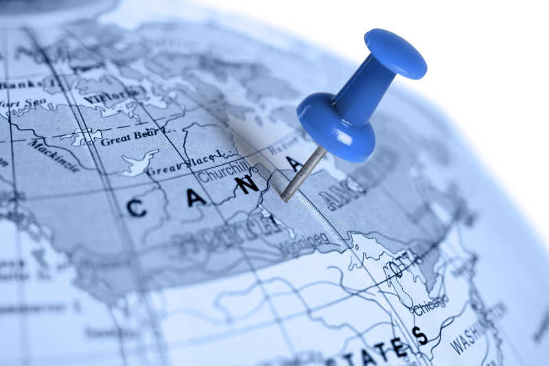 地球仪上插在加拿大位置的定位针
