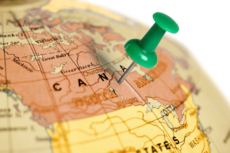 地球仪上的加拿大位置插着定位针