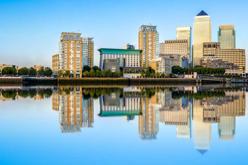 蓝天白云下的城市建筑