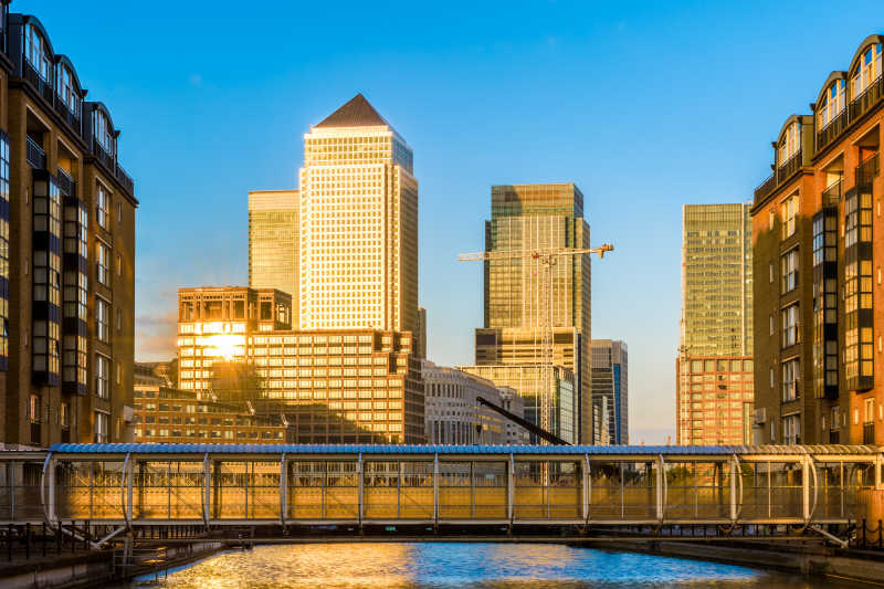 日落时分的金丝雀码头建筑