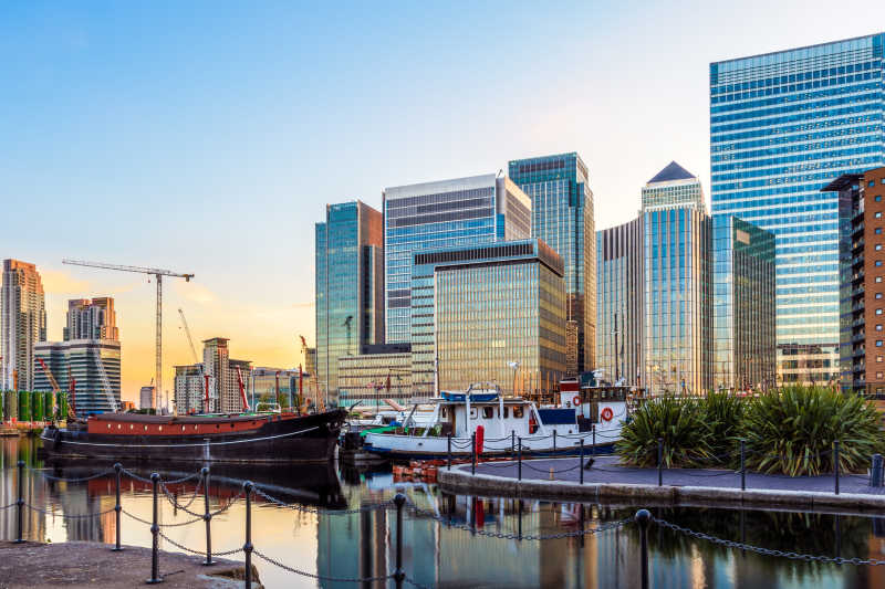 傍晚下的城市建筑和水面上的轮船