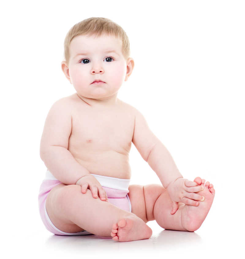 坐在地板上的可爱小宝宝