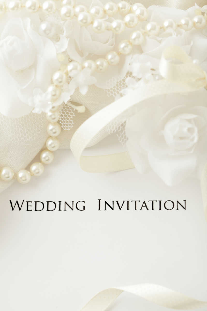 白色珍珠背景的婚礼请柬