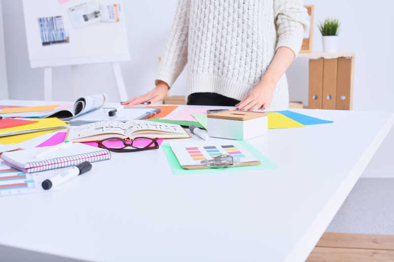 站在桌边的女性设计师