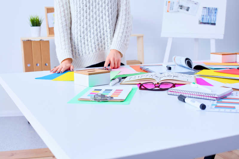 办公室里的女性设计师