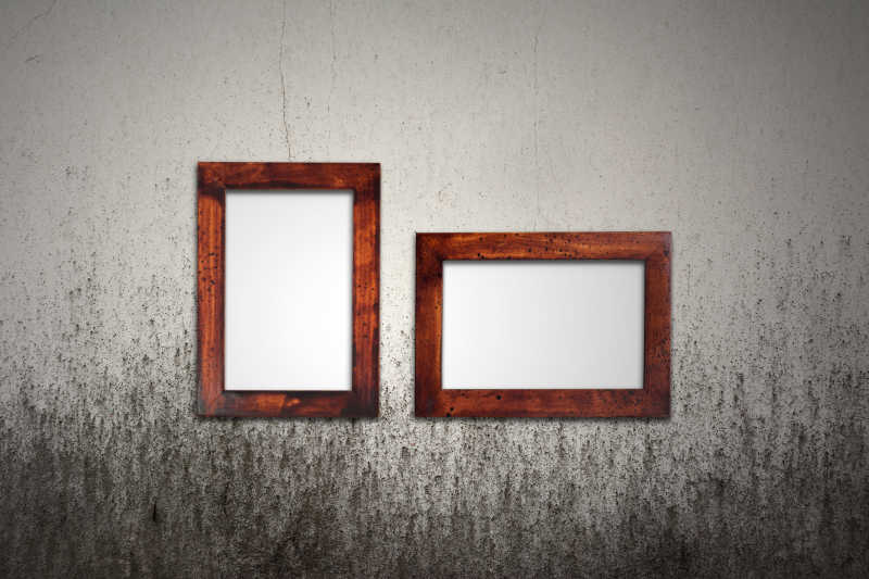 复古墙壁上的两个空白相框