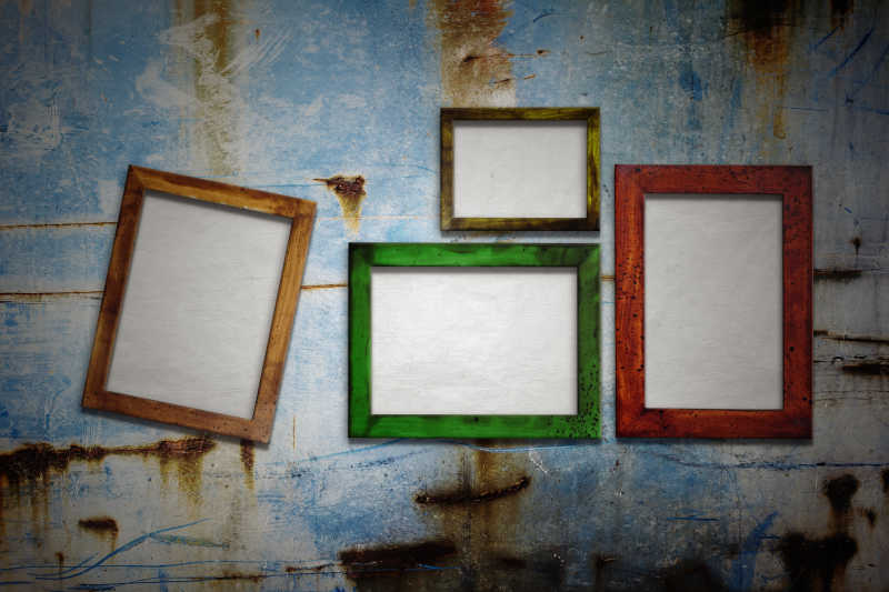 挂在墙上的四个木制画框