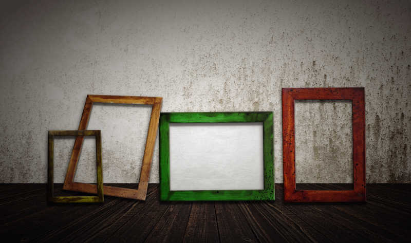 墙上老旧的木制画框