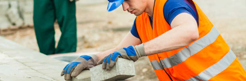 建筑工人正在建造新的路面
