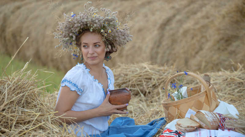 头戴稻草花环的乡村风美女