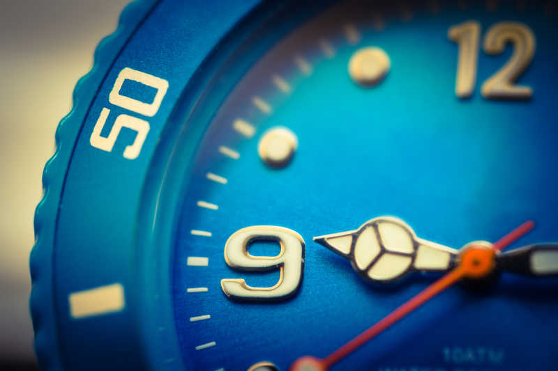 蓝色的手表表盘特写