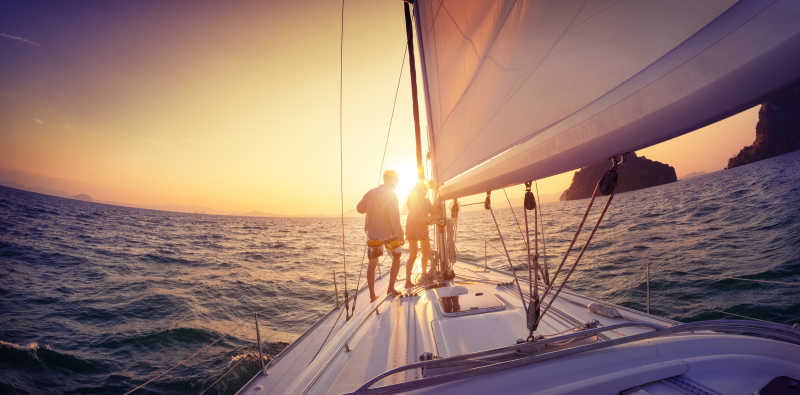 帆船上的两个年轻人