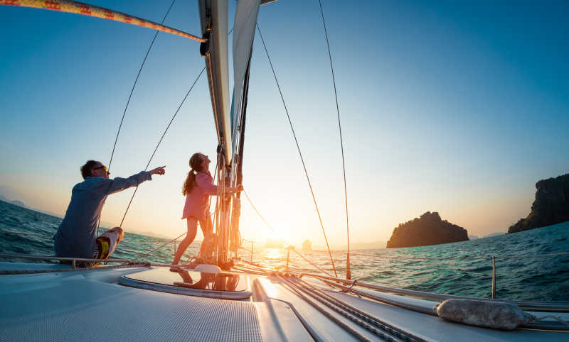 在游艇上看日落的夫妇