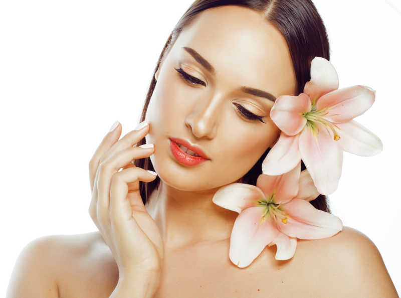 美女用手贴着脸颊插着百合