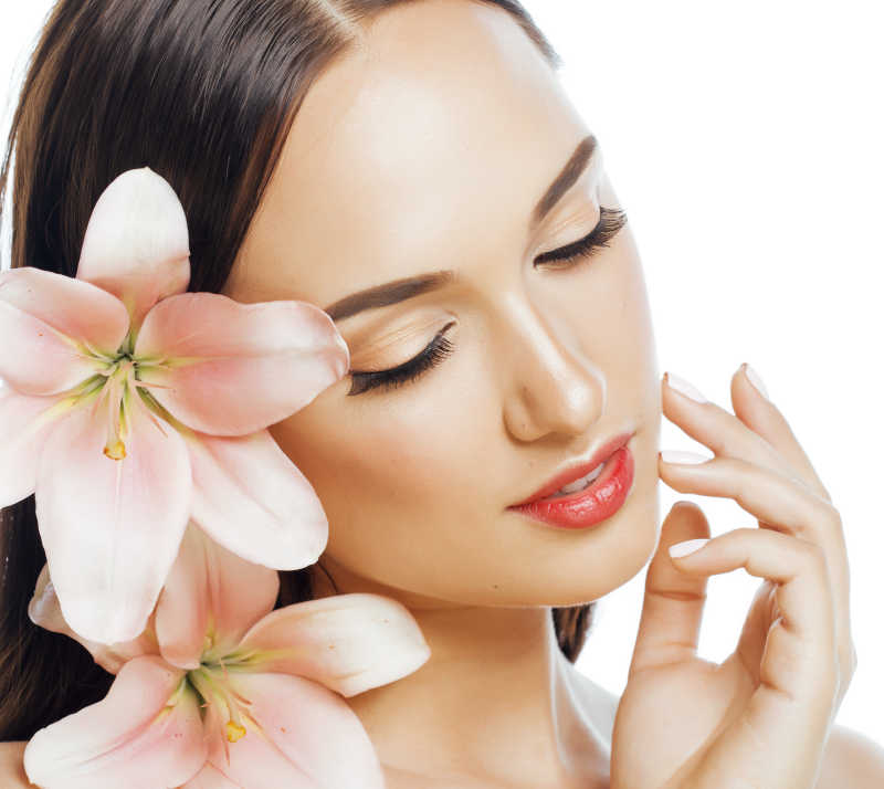 插着百合花面带笑容的美女