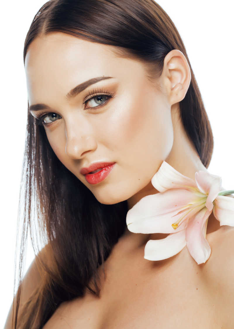 落体的美女身上的百合