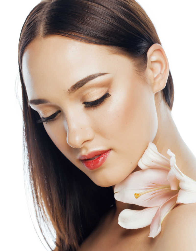 美女的锁骨上放着百合