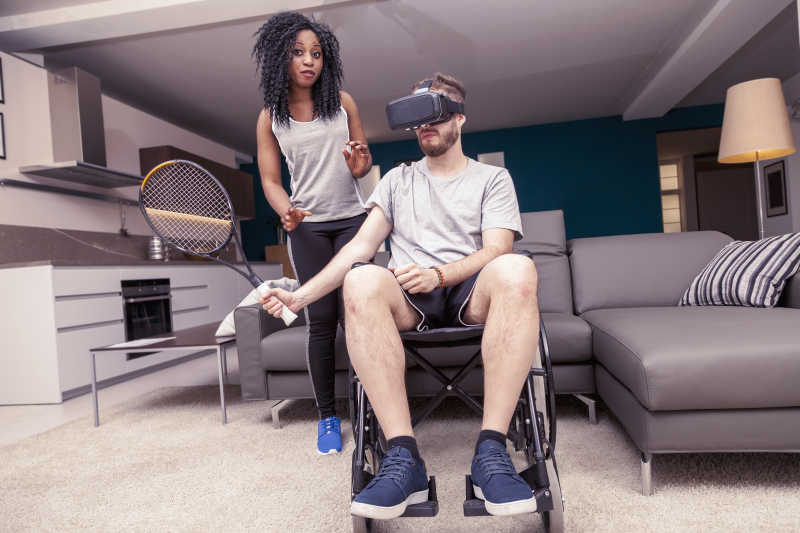 帮助残疾人练习网球的女孩