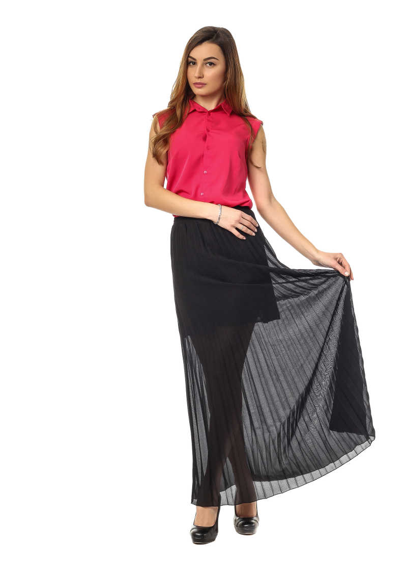 白色背景上穿黑裙的年轻女孩