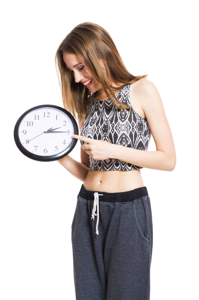 拿着钟表笑的女孩