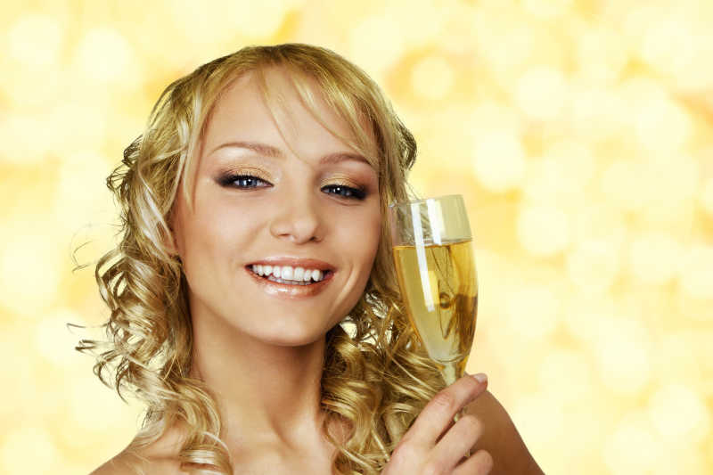 拿着香槟酒杯的金发女孩