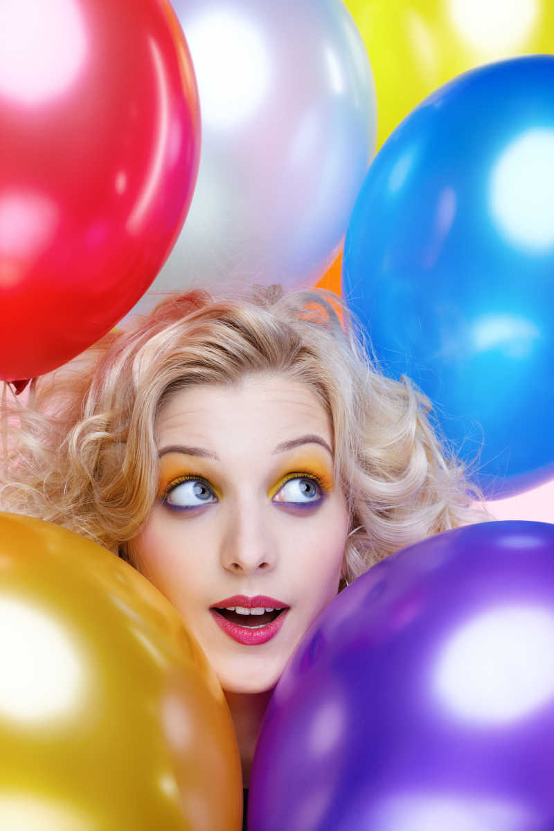 金发女孩用气球庆祝生日