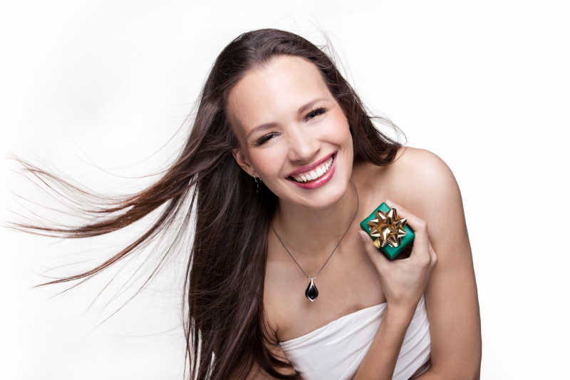 女孩开心的拿着精致礼盒