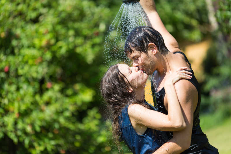 在水下浪漫亲吻的幸福夫妇