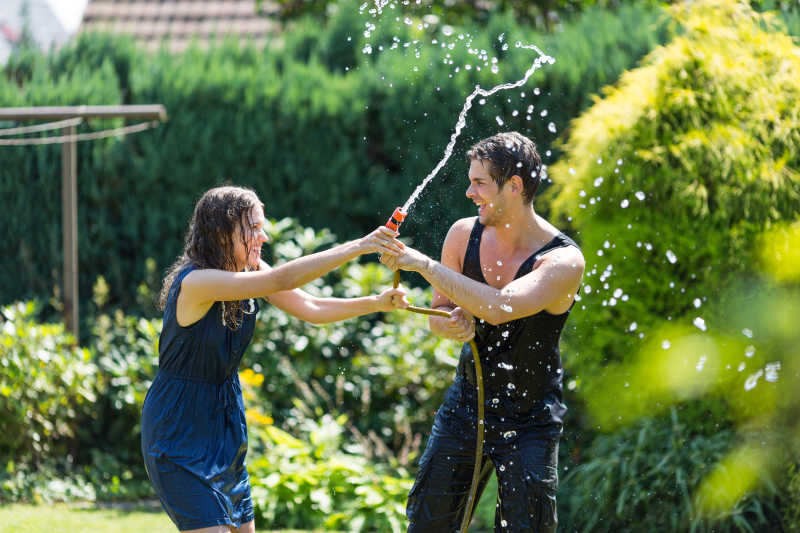 互相玩水嬉戏的年轻夫妇