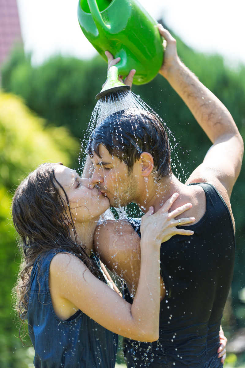 盛夏玩水嬉戏的浪漫年轻夫妇