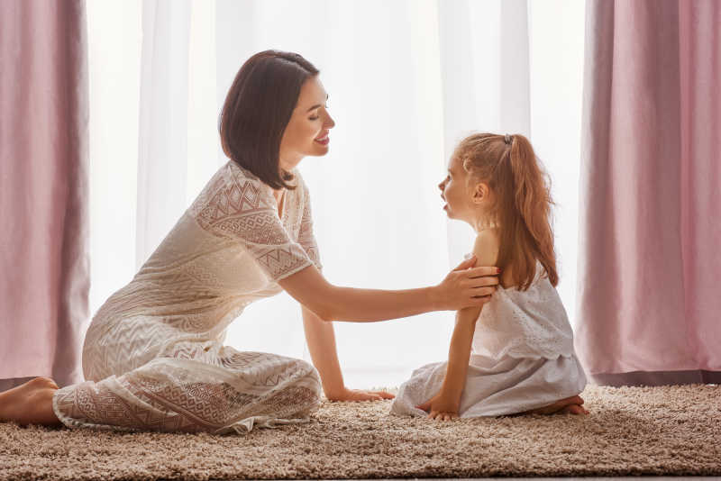 窗前幸福的望着女儿的母亲