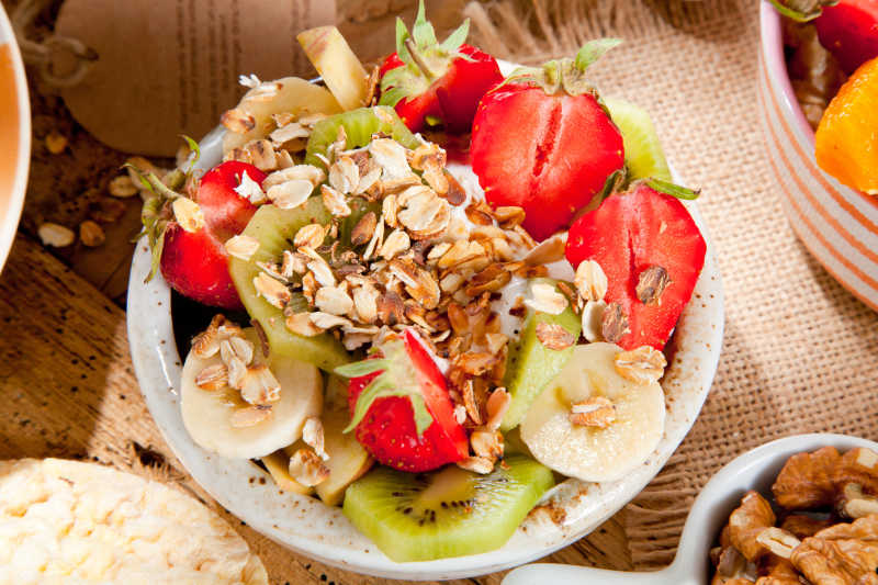 碗里自制的水果燕麦早餐