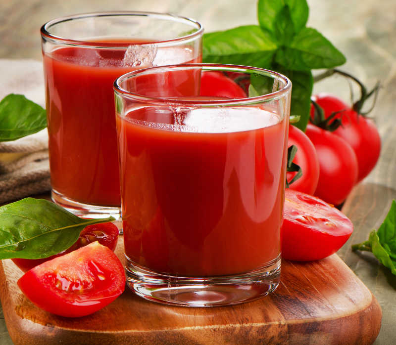 砧板上的新鲜番茄汁