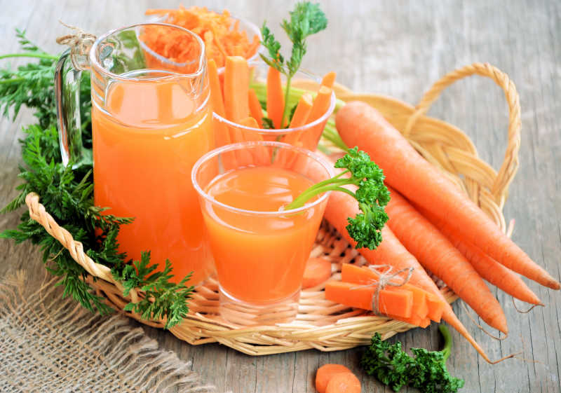 新鲜的胡萝卜和胡萝卜汁